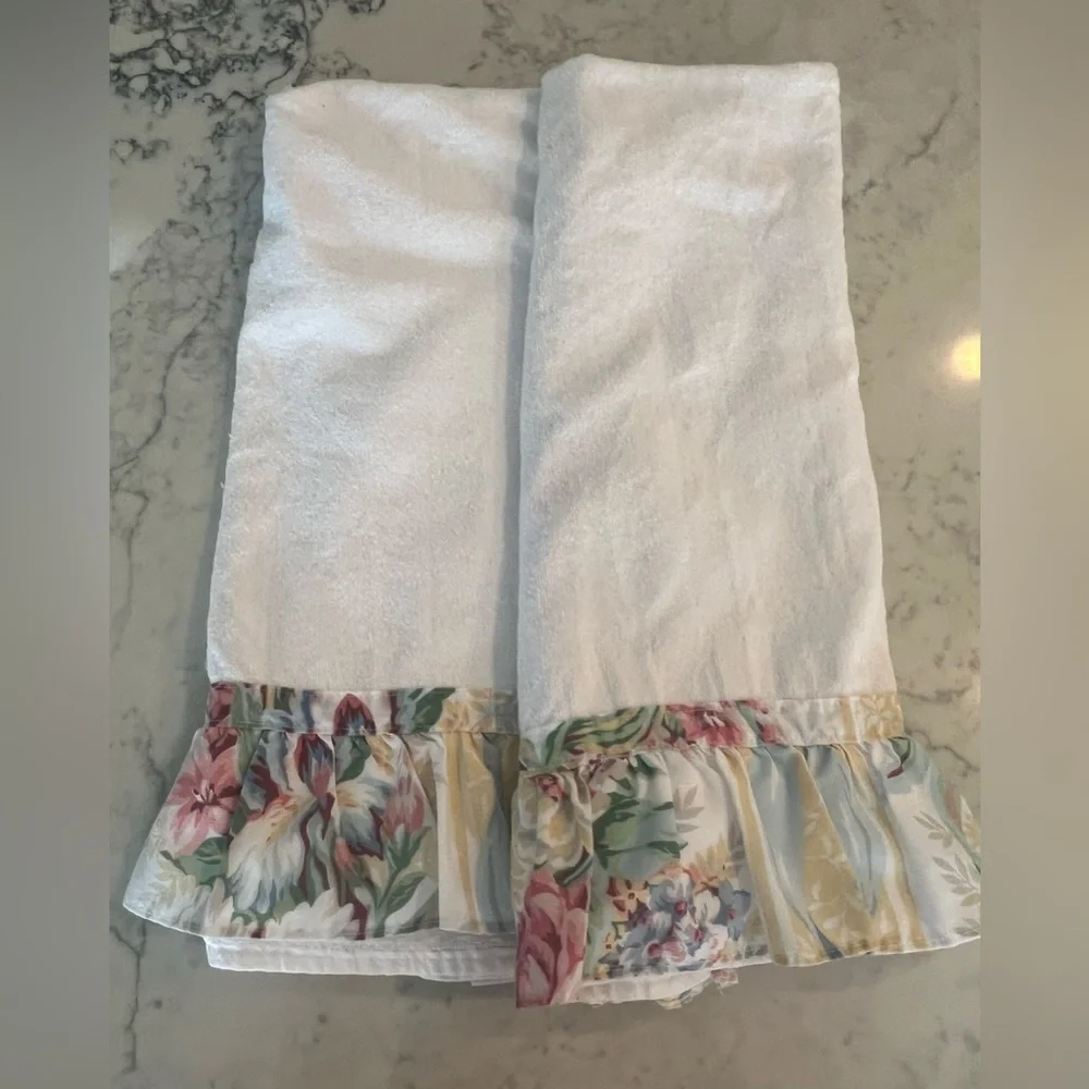 Vintage Set of 2 Bath Towel White Floral Ruffle Shabby Chic EUC